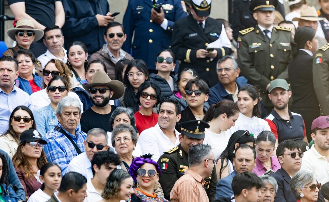 Ángela Aguilar y Christian Nodal en el último desfile militar de AMLO. Foto: Hugo Salvador / EL UNIVERSAL