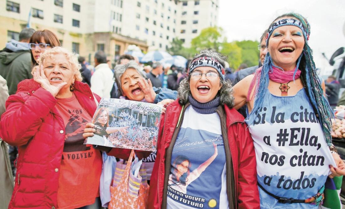 Seguidoras de la expresidenta Cristina Fernández de Kirchner se manifestaron afuera del tribunal, en Buenos Aires. / AGUSTIN MARCARIAN. REUTERS