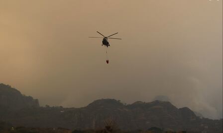 FOTOS: Fuertes vientos avivan incendio forestal en Tepoztlán; afecta humo alrededores de Cuernavaca