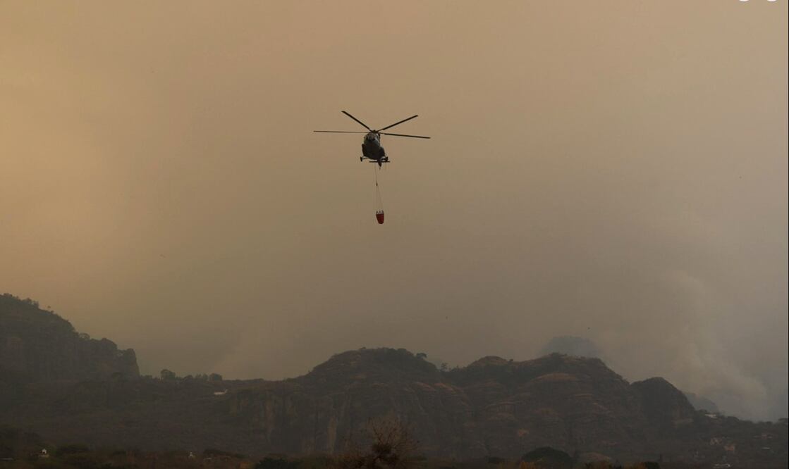 Imagen del incendio forestal en Tepoztlán que incrementó su intensidad el día de ayer debido a los fuertes vientos, lo que provoca que la columna de humo se extienda hasta la zona metropolitana de Cuernavaca, el viernes 11 de abril de 2025. Foto: cortesía CEPCEM