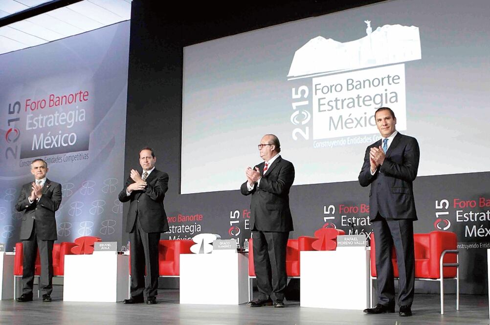 El jefe de Gobierno del Distrito Federal, Miguel Ángel Mancera, y los gobernadores del Estado de México, Eruviel Ávila; de Morelos, Graco Ramírez, y de Puebla, Rafael Moreno Valle, ayer durante el Foro Banorte 2015 (ESPECIAL)