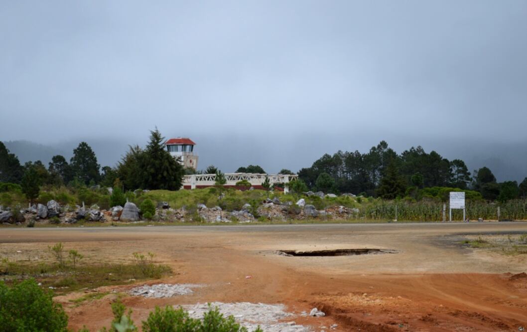 Construido entre 1996 y 1998, con un costo de 200 millones de pesos, para conectar vía aérea San Cristóbal de las Casas y el Distrito Federal, el aeropuerto Corazón de María, hoy es una ruina. 