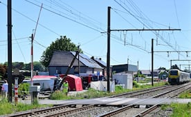 Autobús escolar choca contra un tren en Bélgica; hay al menos 4 muertos, entre ellos dos niños