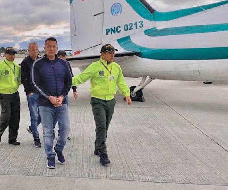 El colombiano Carlos Alberto Salazar, alias El Señor de la Bata, camina por la pista de un aeropuerto de Bogotá tras su detención en enero. Foto: CORTESÍA POLICÍA DE COLOMBIA