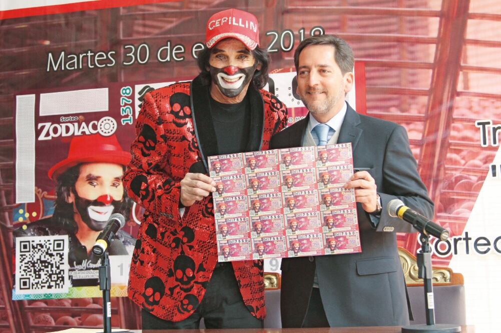 “La mejor forma de homenajearme es comprando un billete”, dijo Cepillín. (CARLOS MEJÍA. EL UNIVERSAL)