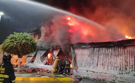 Se incendia depósito de juguetes de Bodega Aurrerá en Naucalpan