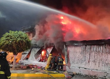 Se incendia depósito de juguetes de Bodega Aurrerá en Naucalpan