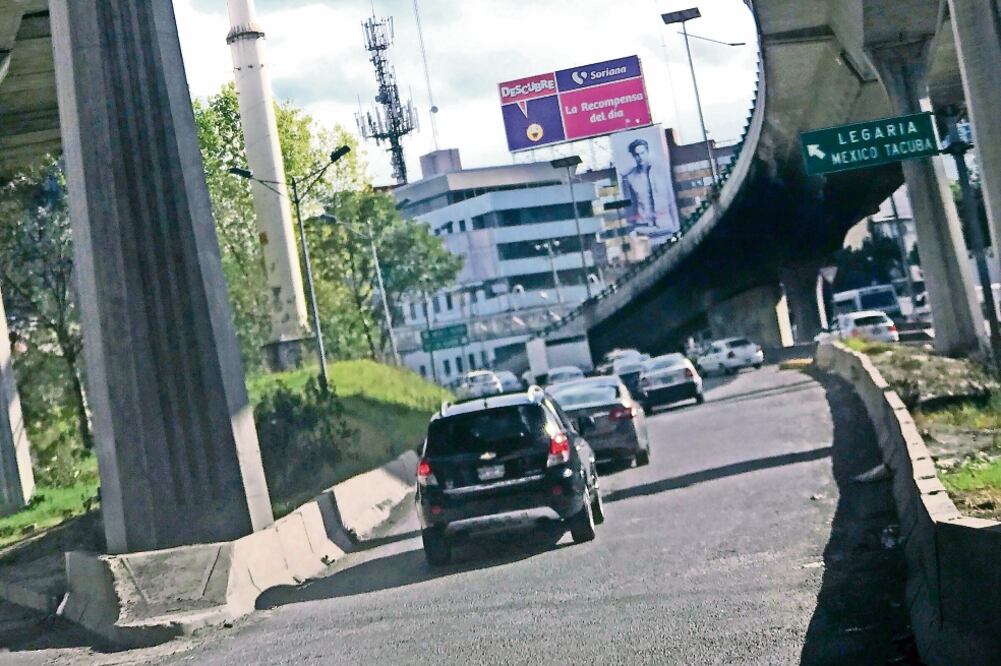 La fuga fue provocada por las tuberías de aguas negras y potable, de la empresa de ropa Furor (REBECA JIMÉNEZ. EL UNIVERSAL)