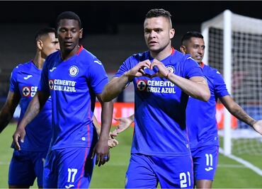 Cruz Azul vence con polémica a los Pumas en CU