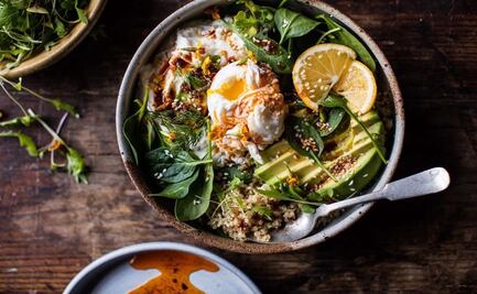 Bowl de huevo pochado con vegetales