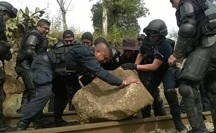 Policías liberan vías del tren tomadas por normalistas