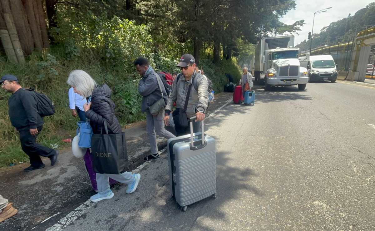 El bloqueo de transportistas y agricultores en la caseta de la autopista México-Toluca, en la zona de La Venta, en Cuajimalpa, cumple cinco horas