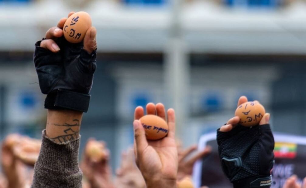 Con huevos de pascua "de protesta", manifestantes desafían a la junta militar de Birmania
