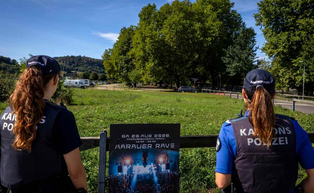Agentes de policía aseguran la zona alrededor del hipódromo de Schachen tras un tiroteo en una fiesta rave en Aarau, Suiza, el domingo 30 de agosto de 2026. Foto: AP