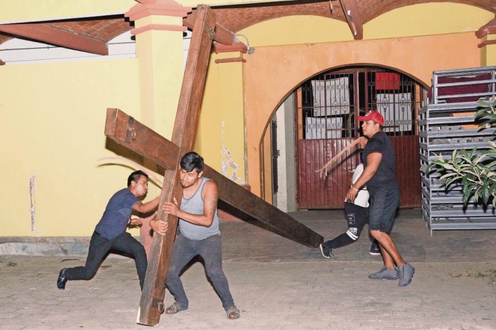 Erick García Contreras, carpintero de 23 años, durante un ensayo para interpretar a Jesús, papel que se disputan al menos 15 jóvenes cada año. / EDWIN HERNÁNDEZ. EL UNIVERSAL