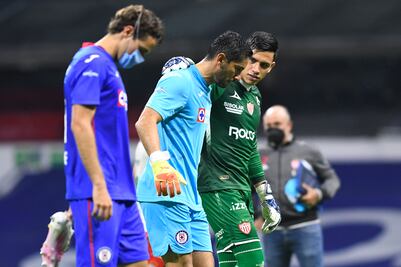 Jesús Corona defiende a Oribe Peralta, "no veo mal saludar a un compañero"