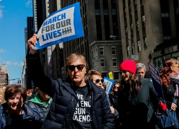 Paul McCartney recuerda a John Lennon al participar en marcha antiarmas en NY