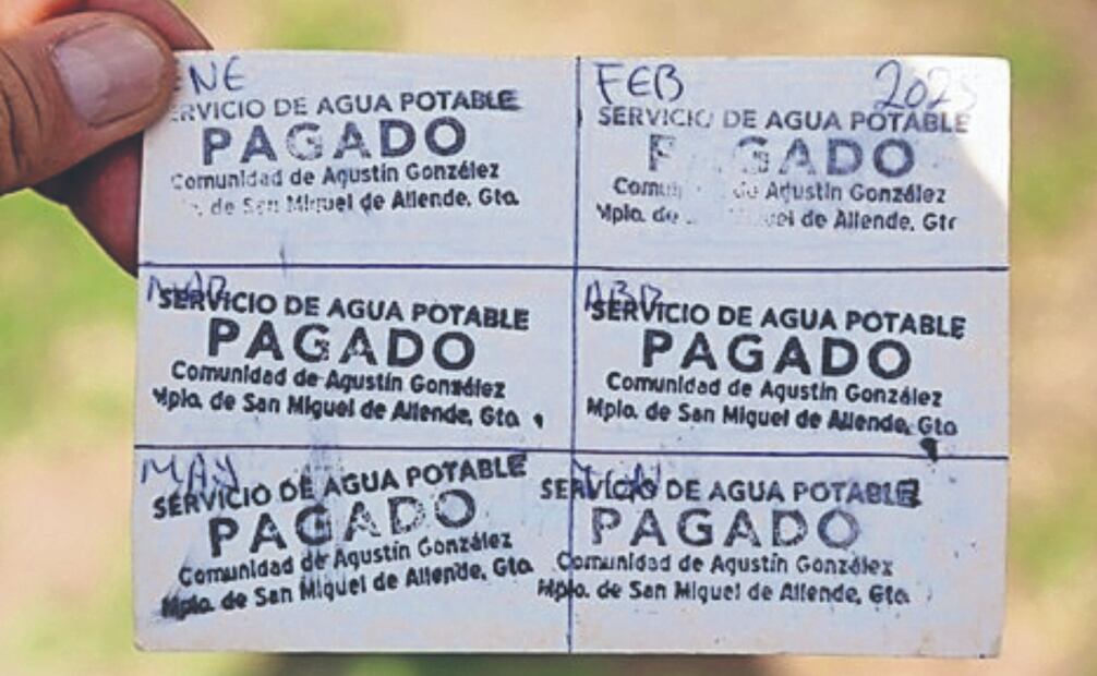 Habitantes de la comunidad de Agustín González presentan un tarjetón en la oficina de cobro del servicio de agua, y cada sello representa su pago. Foto: de Valente Rosas. El Universal