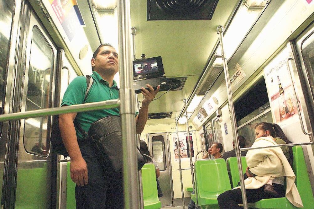 A partir del próximo 17 de agosto se evitará que los vendedores de discos compactos comercien sus productos en el Metro (ARCHIVO EL UNIVERSAL)