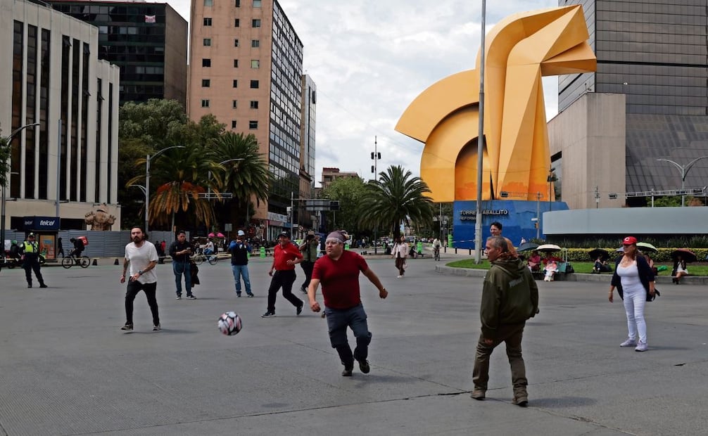 Maestros de la CNTE jugaron futbol frente al antimonumento de los 43 ubicado sobre el Paseo de la Reforma. Foto: VALENTE ROSAS/EL UNIVERSAL