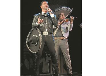 Montero se lleva de a beso de piquito con Seoane