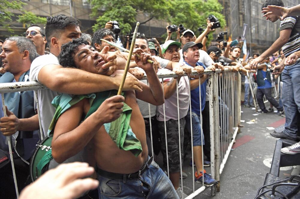 Argentinos se enfrentan tras la protesta organizada en Buenos Aures por trabajadores integrantes de la Confederación General del Trabajo (CGT) y la Central de Trabajadores Argentinos (CTA), contra las políticas económicas de Macri. (FERNANDO GENS. XINHUA)