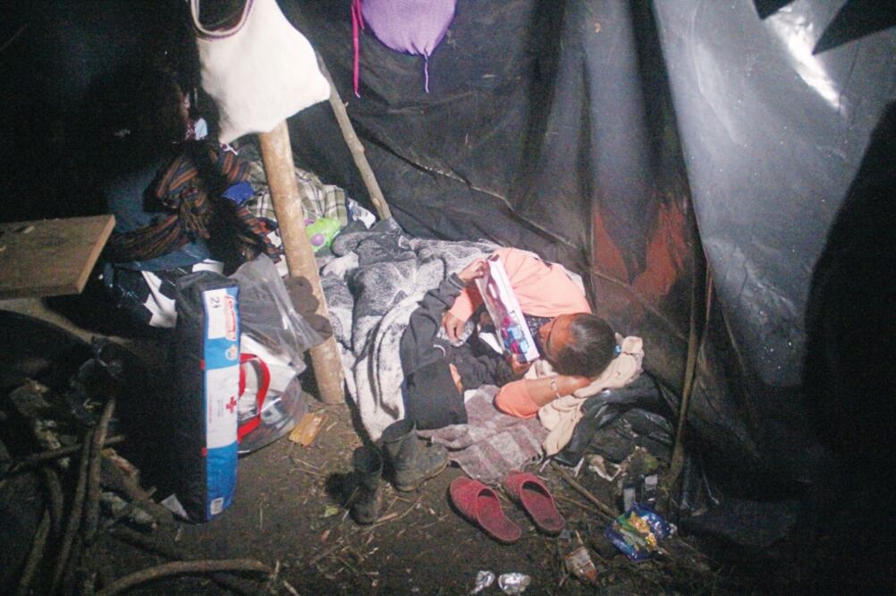 Los desplazados en su mayoría niños, mujeres, adultos mayores duermen sobre pedazos de nailon y raídas sábanas. (MARÍA DE JESÚS PETERS. EL UNIVERSAL)