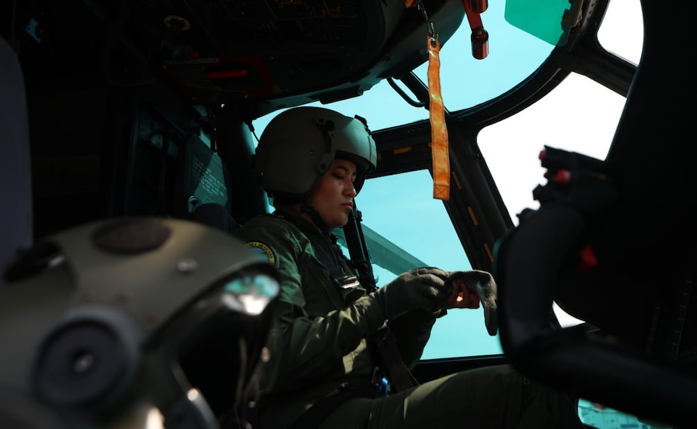 A sus 23, Gabriela Sarahí pilota un helicóptero en unidad de élite de la Fuerza Aérea (19/04/2026). Foto: Alberto González / EL UNIVERSAL
