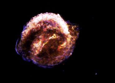 Escombros de una explosión estelar no disminuyen después de 400 años