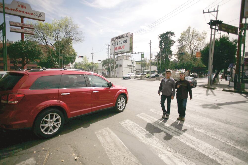 Ante la peligrosa situación que viven los peatones, la Sedema anunció que intervendrá 11 intersecciones peligrosas en División del Norte (IVÁN STEPHENS. EL UNIVERSAL)