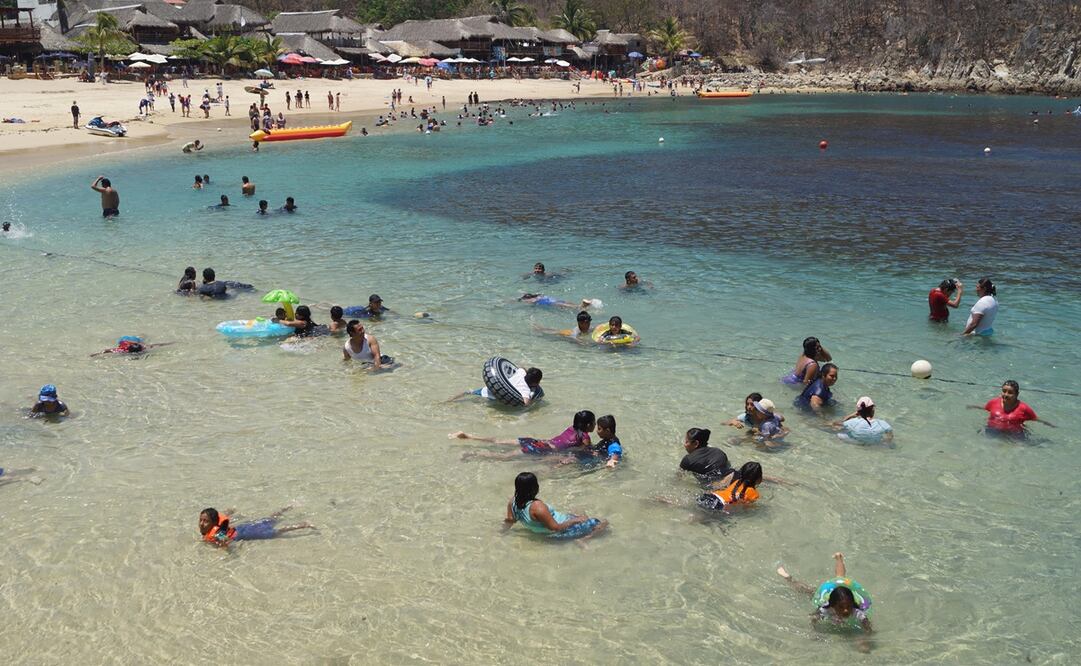 A pesar de que el Cabildo municipal de Huatulco determinó que este destino turístico abriera hasta 70% de su capacidad, el porcentaje permitido más alto de todas las playas de la costa oaxaqueña. Fotos: Edwin Hernández. EL UNIVERSAL
