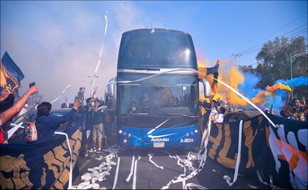 Afición de Pumas recibe al equipo en CU e ignora medidas sanitarias