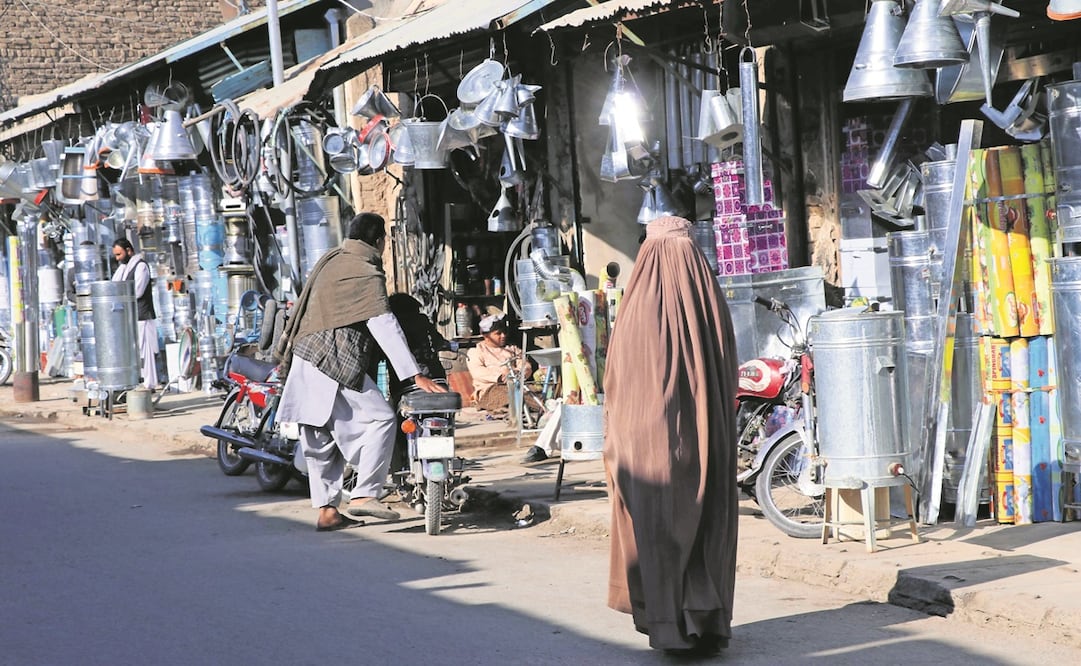 Afganos esperan clientes en un mercado de utensilios, en Kandahar. Los ciudadanos se preparan para un duro invierno. Foto: EFE