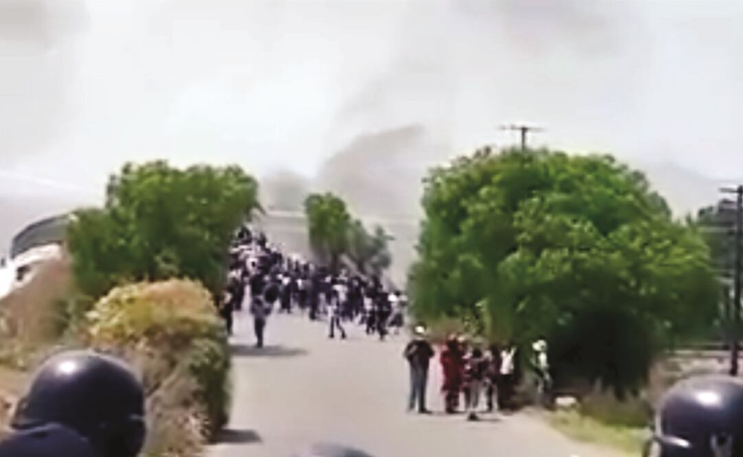 En redes sociales, el gobierno de Puebla difundió material audiovisual en el que se aprecia a criminales que se protegen entre niños y mujeres (TOMADA DE VIDEO)