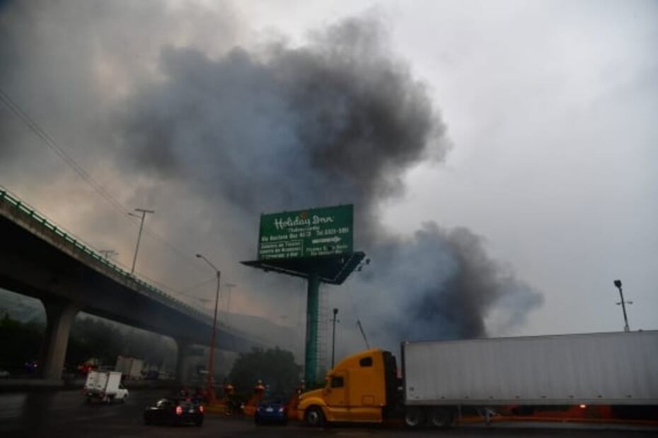 Incendio consume mueblería en avenida Gustavo Baz, Tlalnepantla