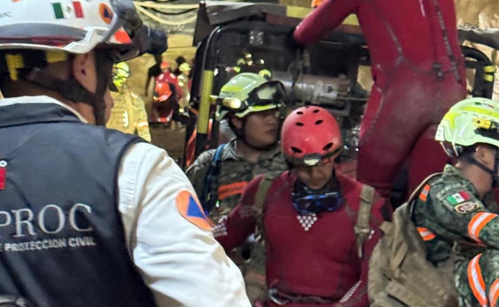 Francisco Zapata Nájera, el minero recién extraído por los brigadistas, fue trasladado a un hospital de Mazatlán.
Foto: Especial.