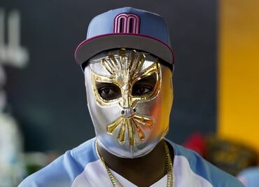 Randy Arozarena presume máscara de Místico durante el Clásico Mundial de Beisbol