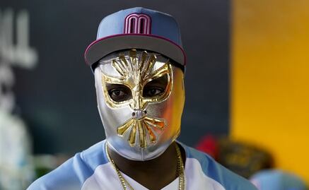 Randy Arozarena presume máscara de Místico durante el Clásico Mundial de Beisbol