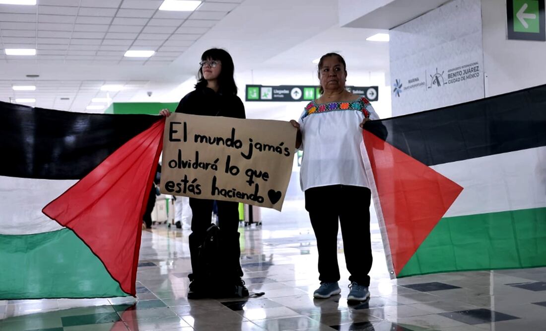 Personas acuden a la terminal 1 del AICM a despedir a activistas mexicanos propalestina, el 11 de junio de 2025, que viajaran al Cairo para participar en la Marcha Global a Gaza. Foto: Fernanda Rojas /EL UNIVERSAL