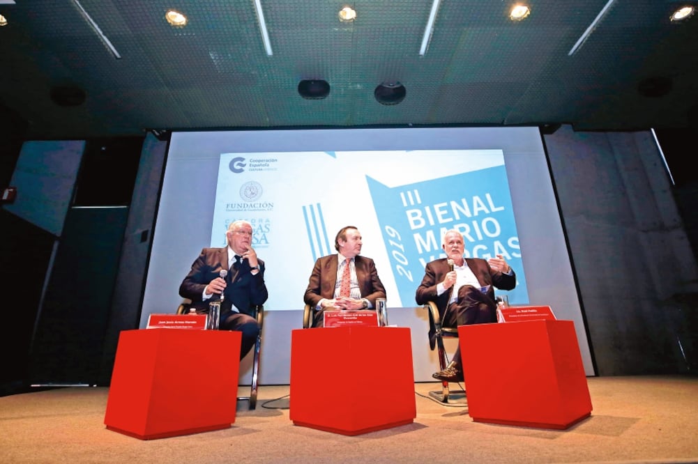 Juan Jesús Armas Marcelo, Luis Fernández-Cid de las Alas Pumariño, embajador de España en México, y Raúl Padilla (JOSÉ MÉNDEZ. EFE)