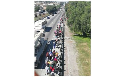 Nuevo grupo de migrantes transita por Edomex para llegar al norte del país