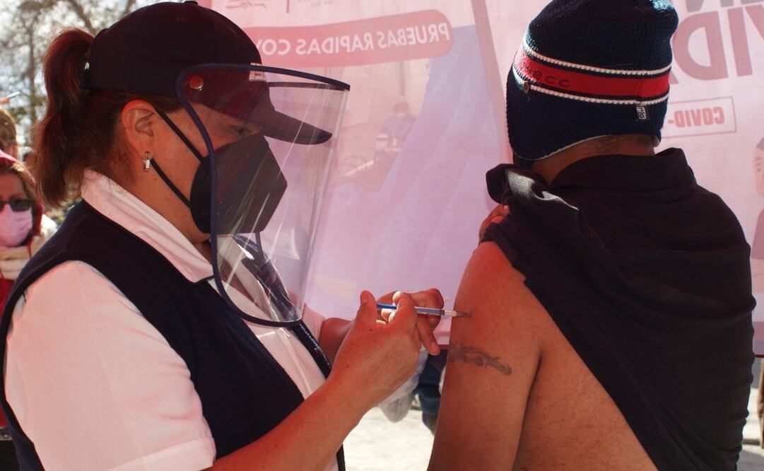 Personal de la Jurisdicción Sanitaria de Amecameca y de la Dirección de Salud local ofrecen diariamente 200 muestras antígenas para determinar si los residentes tienen coronavirus. Foto: Especial 