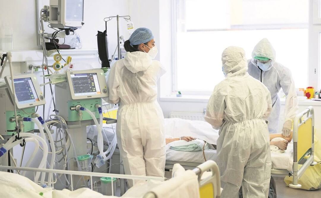 De acuerdo con la OCDE, tener más trabajadores en el sistema de salud bajará las tasas de mortalidad. 