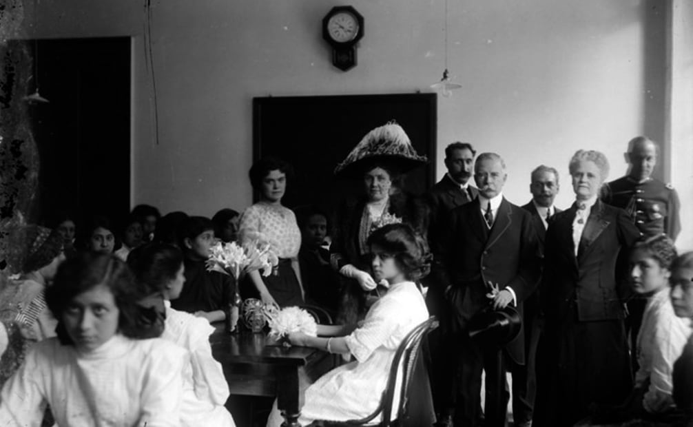 A principios del siglo XX la institucion encargada de la educación pública en el país antes conocida como "Despacho de Justicia e Instrucción Pública" decidió abrir escuelas de enseñanza técnica para la inserción laboral de las mujeres. Foto: Mediateca INAH/ Especial.