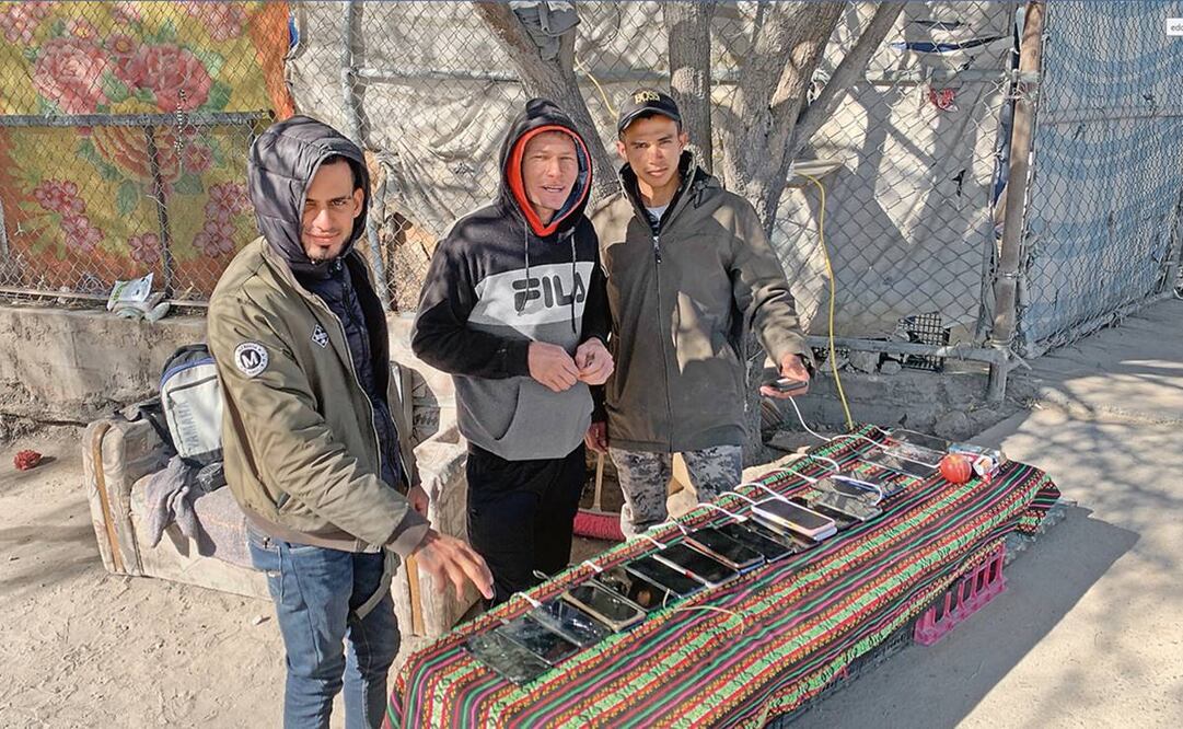 Los venezolanos rentan la luz a un vecino del sector. Según cuentan, en ratos llegan a cargar hasta 40 teléfonos a 10 pesos cada uno. Paola Gamboa/EL UNIVERSAL