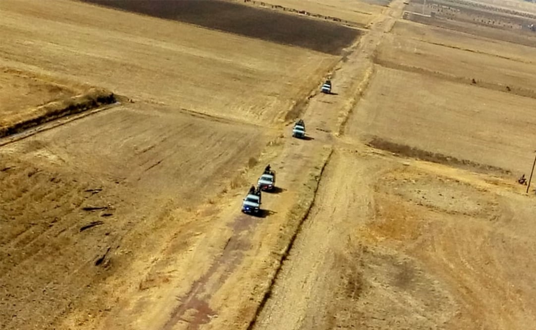 Marinos recorren las zonas por donde pasan los ductos de Pemex, como parte del reforzamiento de la estrategia contra el robo de combustibles. Fotografía: ESPECIAL