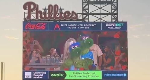 Mascota de los Phillies se burla e imita la infidelidad viral en concierto de Coldplay