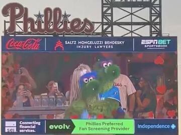 Mascota de los Phillies se burla e imita la infidelidad viral en concierto de Coldplay
