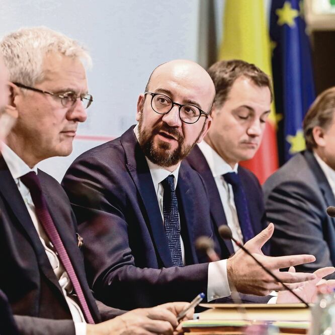El primer ministro de Bélgica, Charles Michel (centro), durante una conferencia de prensa tras la salia de los nacionalistas flamencos de la coalición gubernamental . STEPHANIE LECOCQ. EFE