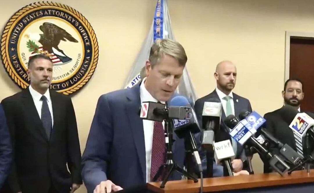 En la imagen, tomada de un video proporcionado por KATC, el fiscal federal Alexander C. Van Hook anuncia las acusaciones contra jefes policiales actuales y anteriores en una conferencia de prensa realizada en Lafayette, Luisiana, el miércoles 16 de julio de 2025. Foto: AP